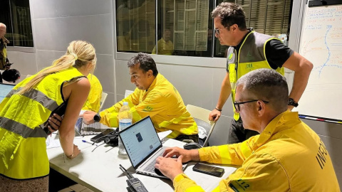 El delegado del Gobierno de la Junta de Andalucía en Almería, Francisco Góngora (de pie), junto al personal que trabajó este lunes para coordinar las tareas ante el incendio de Las Tres Villas.
