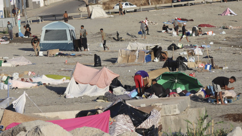 Ceuta EP 4 Migrantes acampados en la playa de El Trampolín de Ceuta.