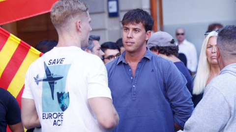 Tarradas EFE El portavoz del movimiento Save Europe Act, Toni Estévez (i), junto al diputado de Vox en el Parlamento de Catalunya, Alberto Tarradas, durante la concentración contra la inmigración celebrada el pasado sábado en Barcelona.