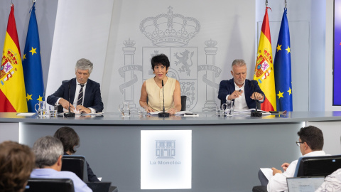 Grande-Marlaska, Elma Saiz, y Ángel Víctor Torres durante la rueda de prensa tras el Consejo de Ministros, este 25 de agosto. Grande-Marlaska, Elma Saiz, y Ángel Víctor Torres durante la rueda de prensa tras el Consejo de Ministros, este 25 de agosto.