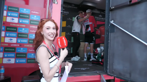 La 'influencer' Erola Jons durante la cobertura de La Vuelta para RTVE.