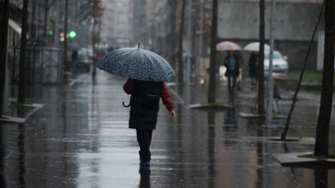 Una persona con paraguas para protegerse de la lluvia en Pontevedra, en una imagen de archivo. Una persona con paraguas para protegerse de la lluvia en Pontevedra, en una imagen de archivo.