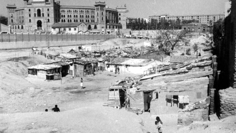 Un barrio de chabolas en el Madrid de la década de 1950 junto a la plaza de toros de Las Ventas.