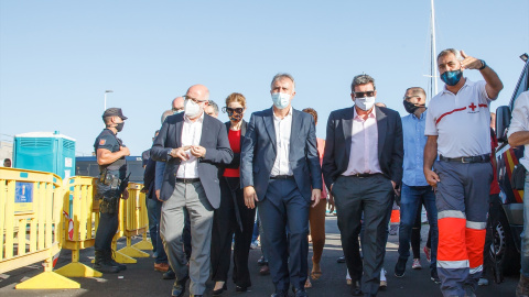 Ángel Víctor Torres, cuando era presidente de Canarias, durante su visita al Muelle de Arguineguín, en Gran Canaria a 9 de octubre de 2020.