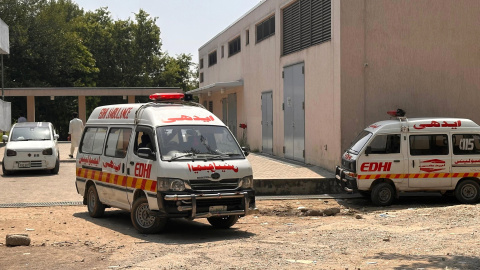 Ambulancias esperan frente al hospital del Instituto de Ciencias Médicas de Pakistán (PIMS) tras el incendio.