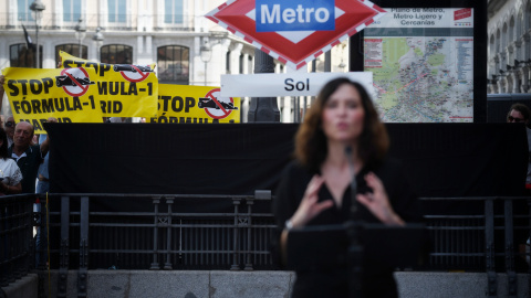 La presidenta de la Comunidad de Madrid, Isabel Díaz Ayuso, interviene con protestas de fondo durante la activación de la cuenta atrás para el GP de España.