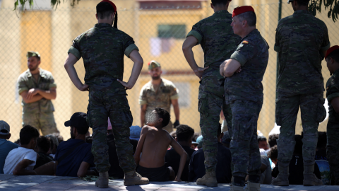 Un niño migrante mira a militares en Ceuta a 2 de agosto de 2026.