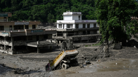 Un camión y varios edificios anegados de barro tras la riada en Nepal, a 26 de agosto de 2026.