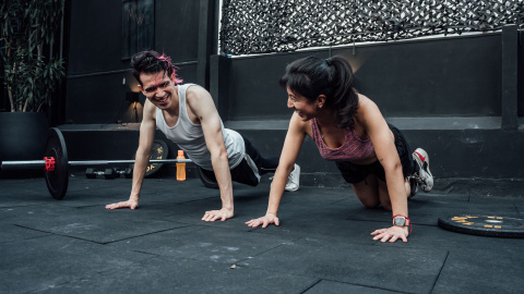 Dos personas en el gimnasio Dos personas en el gimnasio