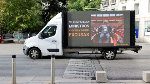Hazte Oír EP Un vehículo con un cartel de Hazte Oír pasa por las inmediaciones del Congreso de los Diputados este jueves 27 de agosto.