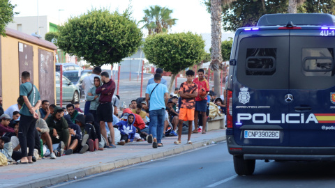 Migrantes aguardan en los alrededores del centro de acogida de Loma Colmenar, en Ceuta, a 27 de agosto de 2026. Migrantes aguardan en los alrededores del centro de acogida de Loma Colmenar, en Ceuta, a 27 de agosto de 2026.