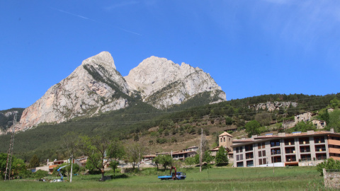 Vista general del municipi de Saldes, als peus del Pedraforca Vista general del municipi de Saldes, als peus del Pedraforca