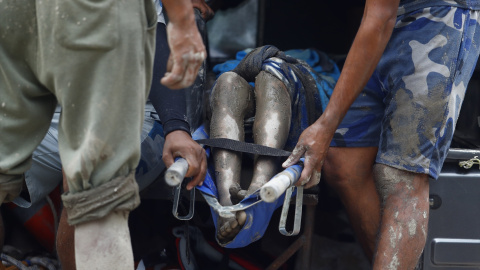 Una víctima es trasladada al interior de un vehículo de rescate, a 27 de agosto de 2026. Una víctima es trasladada al interior de un vehículo de rescate, a 27 de agosto de 2026.
