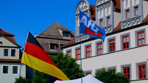 Banderas de Alemania y de la AfD ondeando durante un evento de campaña de Ulrich Siegmund en Sajonia-Anhalt, Alemania. Banderas de Alemania y de la AfD ondeando durante un evento de campaña de Ulrich Siegmund en Sajonia-Anhalt, Alemania.