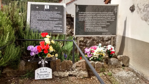 Tumba de uno de los últimos maquis, Juan Fernández Ayala, junto a la fosa común con otros represaliados del franquismo.