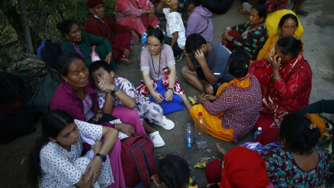 Cientos de personas esperan noticias sobre sus familias tras la riada en Nepal, a 27 de agosto de 2026. Cientos de personas esperan noticias sobre sus familias tras la riada en Nepal, a 27 de agosto de 2026.