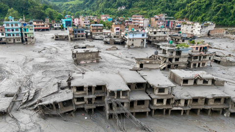 Casas destrozadas tras la riada en Nepal el 27 de agosto de 2026. Casas destrozadas tras la riada en Nepal el 27 de agosto de 2026.