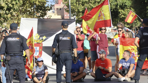 Ciudadanos impiden el acceso a miembros de Cruz Roja para entregar alimentos a los migrantes en la playa del Trampolín, este jueves en Ceuta. Ciudadanos impiden el acceso a miembros de Cruz Roja para entregar alimentos a los migrantes en la playa del Trampolín, este jueves en Ceuta.