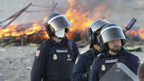 Presencia policial para evitar que continúen los incendios en las chozas constituidas por los migrantes en la playa del Trampolín este jueves en Ceuta. Presencia policial para evitar que continúen los incendios en las chozas constituidas por los migrantes en la playa del Trampolín este jueves en Ceuta.