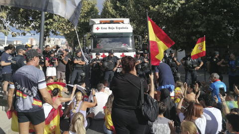 Sentada con la que una concentración de unos 50 ceutis han bloqueado el paso de un convoy de Cruz Roja que iba a dar comida a los migrantes que permanecen en la playa de Ceuta al grito de "Cruz Roja es una mafia". Sentada con la que una concentración de unos 50 ceutis han bloqueado el paso de un convoy de Cruz Roja que iba a dar comida a los migrantes que permanecen en la playa de Ceuta al grito de "Cruz Roja es una mafia".