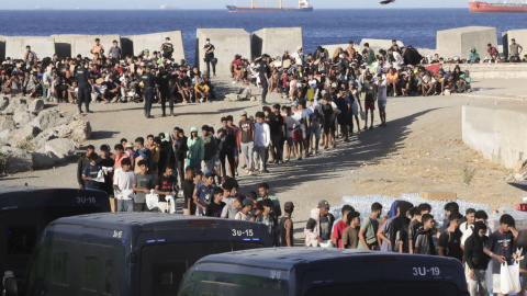 Reparto de alimentos por parte de miembros de Cruz Roja a los migrantes en la playa del Trampolín, este jueves en Ceuta. Reparto de alimentos por parte de miembros de Cruz Roja a los migrantes en la playa del Trampolín, este jueves en Ceuta.