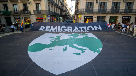 Activistas de Save Europe Act durante una concentración celebrada en Barcelona el pasado 22 de agosto.
