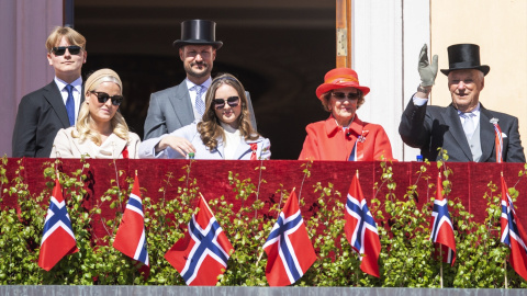 familia-real-Noruega La familia real de Noruega durante las celebraciones del Día Nacional en el parque del palacio.