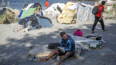 Personas migrantes en campamentos improvisados en la playa. Personas migrantes en campamentos improvisados en la playa.