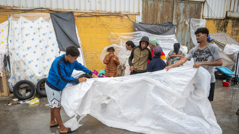Inmigrantes acampados en las naves del Tarajal. Inmigrantes acampados en las naves del Tarajal.