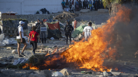 Mobiliario urbano y enseres arden durante una manifestación para protestar por la situación provocada por la llegada masiva de migrantes.27 AGOSTO 2026 CRISIS MIGRATORIA27/8/2026