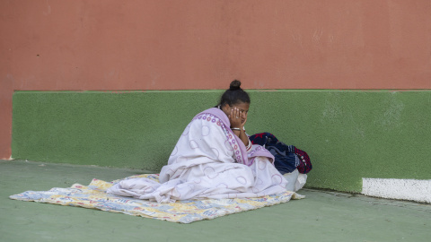 EuropaPress_7730217_migrantes_alojados_colegio_24_agosto_2026_ceuta_espana_varias_mujeres (Foto de ARCHIVO)Migrantes alojados en un colegio, a 24 de agosto de 2026, en Ceuta (España). Varias mujeres migrantes en Ceuta, reubicadas en el campo de fútbol del colegio Reina Sofía, han pedido al Gobierno que encuentre una solución a su situación, después de haber pasado tres semanas de la entrada masiva de migrantes a la ciudad autónoma.Marcos Moreno / Europa Press24/8/2026
