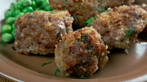 Receta de albóndigas holandesas servidas con puré de patatas.