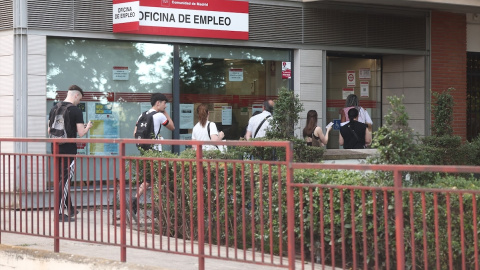 Varias personas hacen cola en una Oficina de Empleo en Madrid. Varias personas hacen cola en una Oficina de Empleo en Madrid.