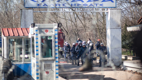 (Foto de ARCHIVO)01 March 2020, Turkey, Pazarkule: Greek policemen stand guard while migrants gather at the closed Pazarkule Border Crossing along the Turkish-Greek borders after thousands of them arrived following Turkey's decision to no longer stop migrants from crossing the border into the EU. Photo: Ahmed Deeb/dpa01/3/2020 ONLY FOR USE IN SPAIN