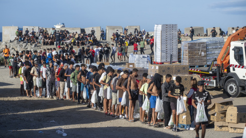 Migrantes hacen cola para recibir ayuda humanitaria, a 27 de agosto de 2026, en Ceuta (España).