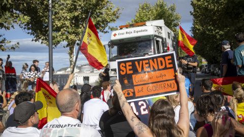 Varias personas intentan bloquear la ayuda humanitaria en la playa de El Espigón Varias personas intentan bloquear la ayuda humanitaria en la playa de El Espigón