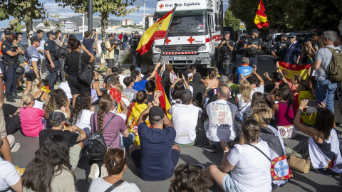 Varias personas detienen un camión de la Cruz Roja durante una manifestación para protestar en Ceuta. Varias personas detienen un camión de la Cruz Roja durante una manifestación para protestar en Ceuta.