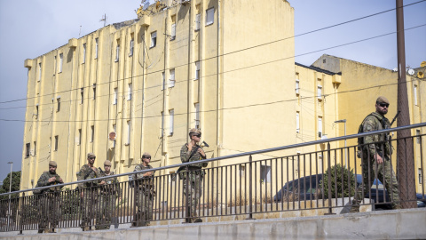 Militares patrullando el barrio de Loma Colmenar en la ciudad de Ceuta . Militares patrullando el barrio de Loma Colmenar en la ciudad de Ceuta .