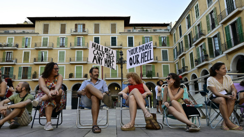 b2458d549c4edac296a0e25b9597485265e1fb2fw PALMA DE MALLORCA, 29/08/2026.- Cadena humana para reclamar medidas contra la masificación turística en Palma de Mallorca, este sábado. EFE/ Miquel A. Borràs