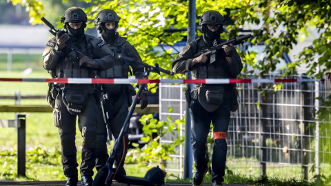 Patrulla de Policía, este domingo, cerca del lugar de los hechos en Aarau. Patrulla de Policía, este domingo, cerca del lugar de los hechos en Aarau.