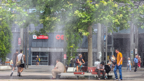 Ciudadanos vieneses padeciendo una de tantas olas de calor este verano en Austria. Ciudadanos vieneses padeciendo una de tantas olas de calor este verano en Austria.