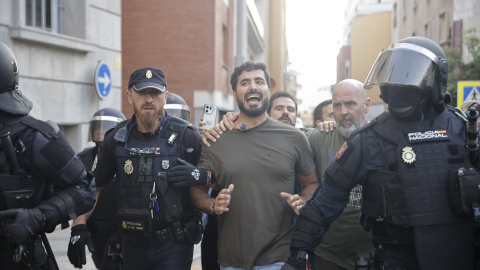 El eurodiputado y agitador ultra, Alvise Pérez, escoltado por la Policía tras el rechazo del pueblo ceutí. El eurodiputado y agitador ultra, Alvise Pérez, escoltado por la Policía tras el rechazo del pueblo ceutí.