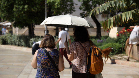 Dos personas resguard (Foto de ARCHIVO)Vecinos y visitantes de Málaga bajo los efectos de la segunda ola de calor. A 6 de julio de 2026 en Málaga (Andalucía, España). El delegado de la Agencia Estatal de Meteorología (Aemet) en Andalucía, Juan de Dios del Pino, ha informado que la segunda ola de calor continuará hasta el miércoles con máximas de 43 grados en el Valle del Guadalquivir. A partir del jueves "habrá cambios" y las temperaturas bajarán hasta cinco grados en esta zona. Sin embargo, en la Costa del Sol a partir del jueves los termómetros ascenderán hasta situarse en torno a los 38 grados debido a "una situación terral"Álex Zea / Europa Press06/7/2026