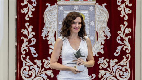 La presidenta de la Comunidad de Madrid, Isabel Díaz Ayuso, durante el acto de entrega de las ‘Palomas de Bronce de Bomberos de Madrid 2026’, en el Centro Cultural Casa del Reloj, a 15 de agosto de 2026 La presidenta de la Comunidad de Madrid, Isabel Díaz Ayuso, durante el acto de entrega de las ‘Palomas de Bronce de Bomberos de Madrid 2026’, en el Centro Cultural Casa del Reloj, a 15 de agosto de 2026