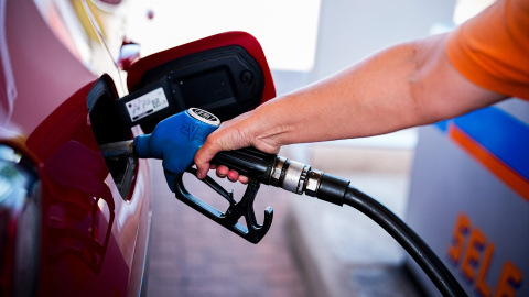 gasolina-coche La inflación se ha situado el 4,3% en agosto, su nivel más elevado en más de tres años.