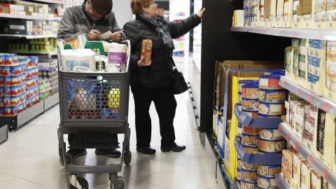 En la imagen, una pareja de mayores hace la compra en un supermercado de Madrid.