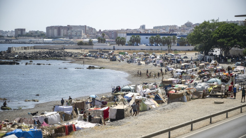 EuropaPress_7741002_varios_inmigrantes_acampados_playa_31_agosto_2026_ceuta_espana_ceuta_sigue Varios inmigrantes acampados en una playa en Ceuta.