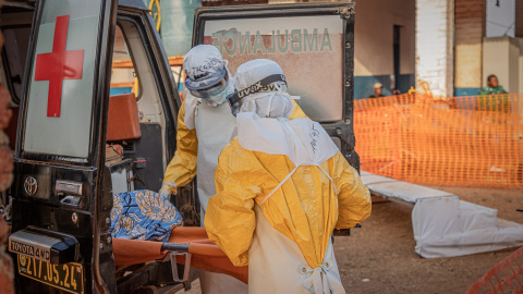 Sanitarios trasladan a un paciente con ébola hasta un centro de tratamiento, en la provincia de Ituri de la RD del Congo, a 20 de junio de 2016.