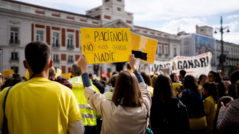 Decenas de personas durante una concentración de profesores del ciclo de Educación Infantil (0-3), a 7 de mayo de 2026 en Madrid (España).