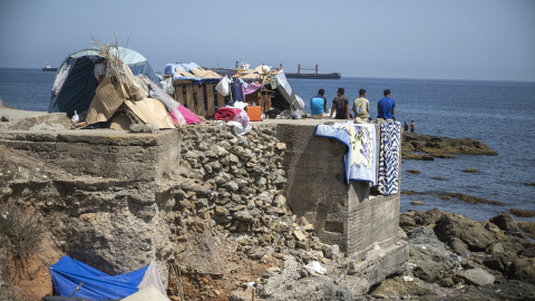 Varios inmigrantes acampados en una playa, a 31 de agosto de 2026, en Ceuta